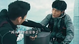 หนุ่มหล่อปีนเสาล่อฟ้าแล้วตกลงมา ไม่คาดคิดว่าจะบังเอิญเข้าไปในสถานที่ทำธุรกรรมของแก๊งอันธพาล