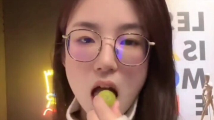 พี่มี่: “ถ้าอยากดูเราจุ๊บกันสดๆ ล่ะก็ ราคานั้นต้องอีกแบบเลย ฮ่าๆ”