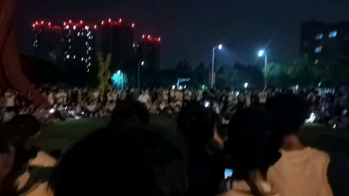 حفلة إيكوون في مهرجان منتصف الخريف بجامعة جنوب غرب الصين للنقل البحري