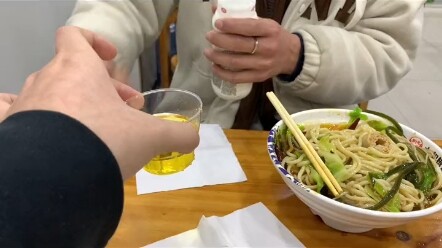 桌上一瓶酒都没有，但两个人都像喝醉了一样