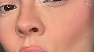 هذا المكياج يبدو وكأنه معرّض للخطأ في أي لحظة!