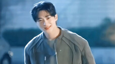 Carrying Sun Jae on his back, running, leaning against the car and tilting his head, who knows! Sure