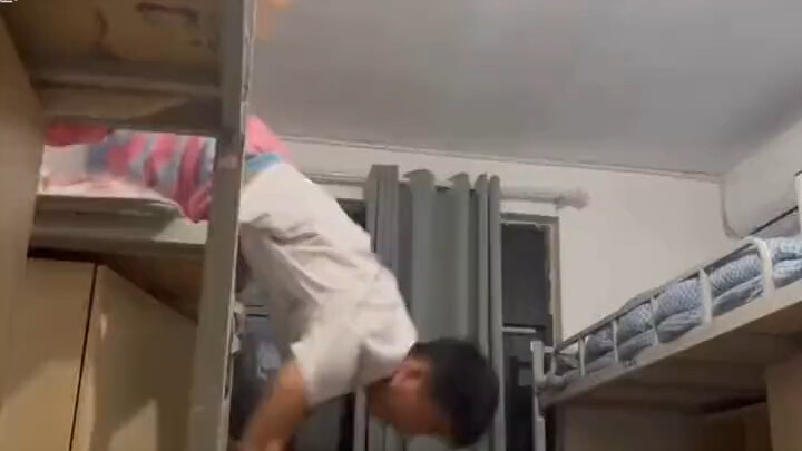 เพื่อนร่วมห้อง: อาจารย์ครับ ต้าหมิงหมิงไม่ค่อยสบายวันนี้ ขอลาหนึ่งวันนะครับ อาจารย์: อืม เมื่อวานผมเ