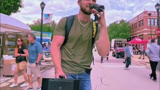 小哥提着音响在大街小巷边逛边唱，偶尔还有可爱路人和他互动，不过有时候也会被人嫌弃