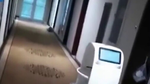 A Chinese robot delivers meals to quarantined Wuhan residents! It's popular abroad! Foreigners excla