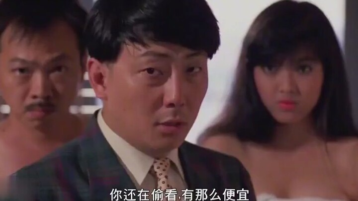 Fat Cat Cheng Zhashi leans against the wall as he makes his way back to the room—only to find his un