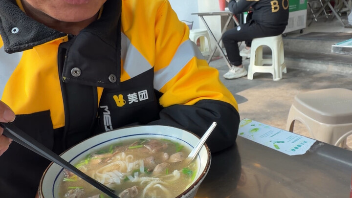 Hôm nay không làm thêm đơn hàng nào nữa, bảo anh ấy dẫn bọn mình đi ăn ngon. Không ngờ hôm nay chẳng