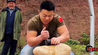 功夫硬汉小伙挑战劈秤砣，会成功吗