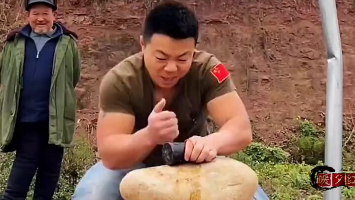 功夫硬汉小伙挑战劈秤砣，会成功吗