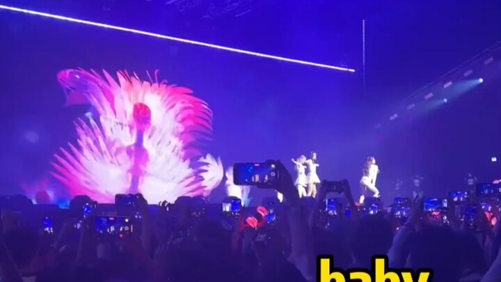 Families, who am I even supposed to watch here?! Someone explain this to me!! #BlackPinkMacaoConcert