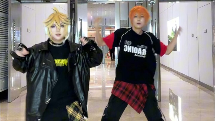 Zhang Ren teaches Kagamine to dance Beyond the Way