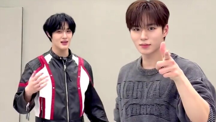 Mặc trang phục do Hyeonseok tặng và chụp ảnh cùng Hyeonseok [Kim Jun-su]