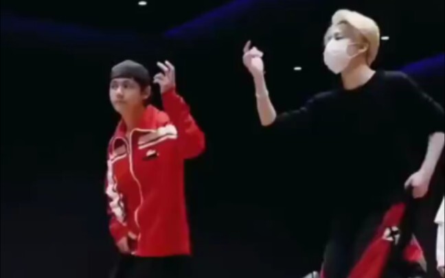 知道防弹的舞蹈整齐度和完整度为什么那么好吗？因为有郑号锡在呀