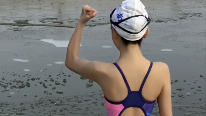 Long live the optimistic and striving youth! Winter swimming for fitness may be dangerous—please do 