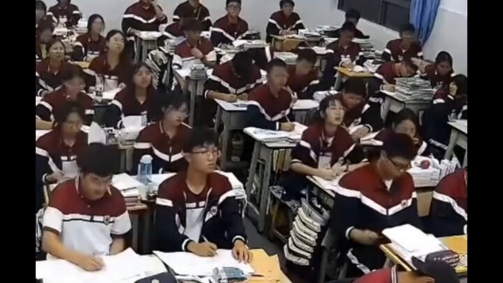 ตอนกำลังสอนอยู่ คุณครูเกิดเวียนหัวขึ้นมา พอดีแฟนหนุ่มโทร. มาพอดี นักเรียนทั้งหลายกำลังจะได้เฝ้าดูเรื