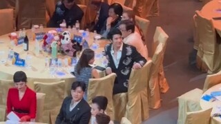 喜欢看一下台下明星的惊叹，dream一个力宏哥给战战写首歌呗～