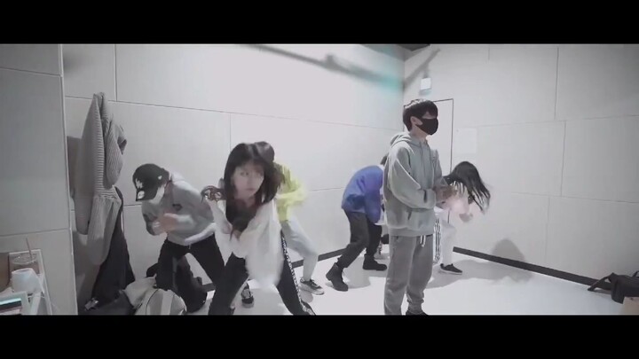 [Bian Xianmin] This is how our Teacher Bian teaches dance!