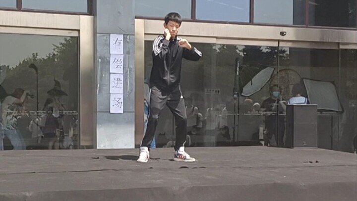 Pemain profesional Xi'an naik peringkat dalam kompetisi solo di pameran komik!