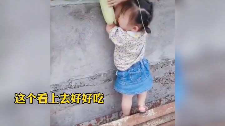 Doesn’t it remind you of your little self sneaking a snack back when you were a kid? Hahaha~!
