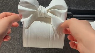 把卫生间的卷纸做成“蝴蝶结”造型，有种可爱的仪式感~