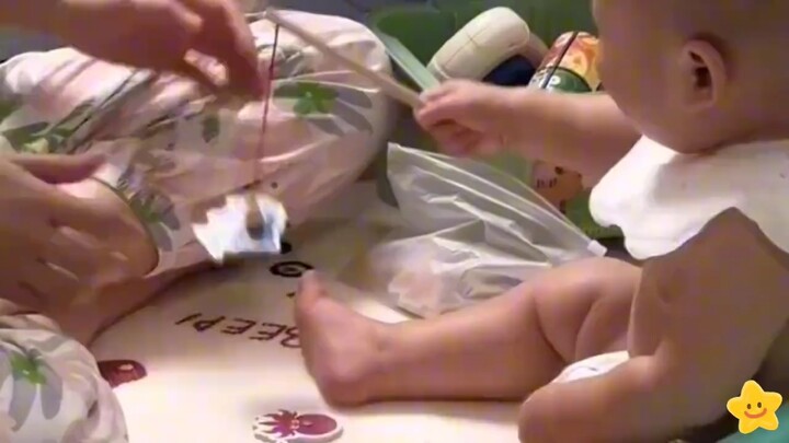 The heartwarming moment when mom and baby “go fishing” has healed 99% of adults #cutekids# post-2000