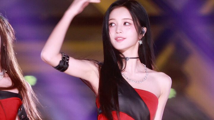 RED Girl Group’s Hu Jingyi “Red Light March” Music Yuan Plan Gala Straight Cut