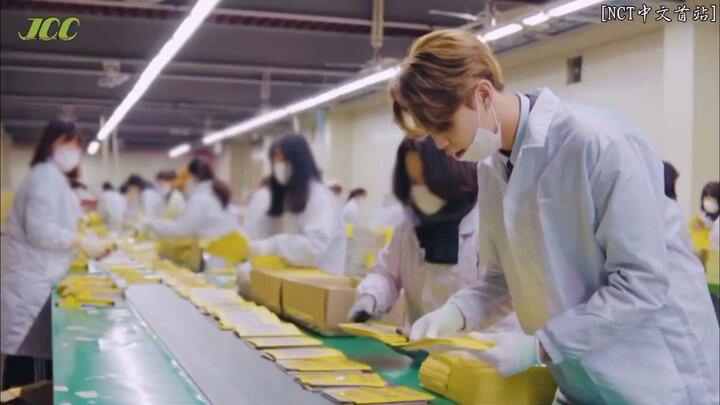 Tôi đã tháo được hai tấm sticker ra khỏi album rồi, không biết có phải anh Từ đặt vào không nhỉ?