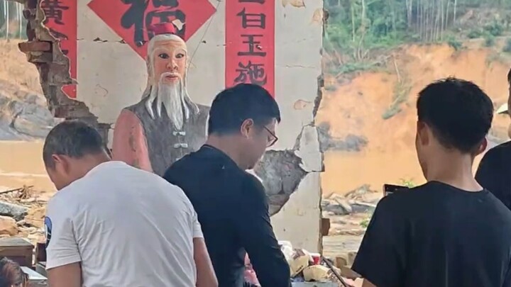 มหัศจรรย์มาก ที่ใหญ่โตขนาดนั้นยังถูกพัดพาไปหมด เหลือเพียงเขาผู้เดียวที่ปกป้องให้ประชาชนปลอดภัย