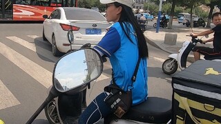 ฉันได้พบกับพนักงานส่งของที่น่ารักมาก! - -