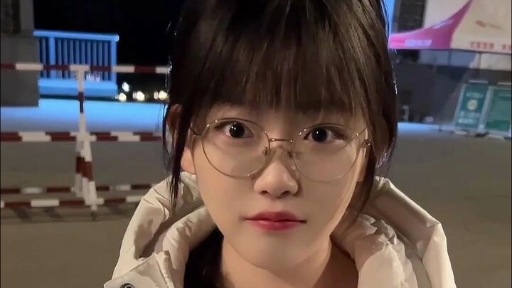 接小我十一岁的女友放学，却被追求者认成她爸爸