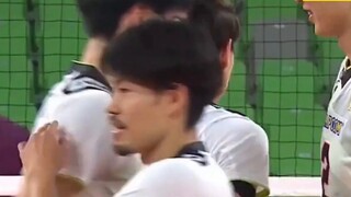 Aoi Takahashi, jagoan nomor satu di sekolah menengah musim semi, adalah anak laki-laki bola voli di 