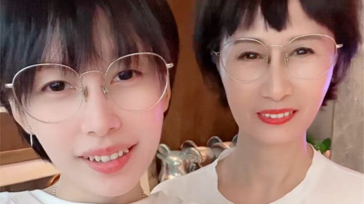 Phụ nữ biết làm nũng, tôi cùng hoa hồng khiêu vũ.