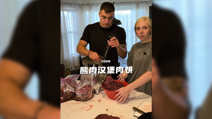 ⚠️TW⚠️ Let’s make bear meat burger patties 🍔