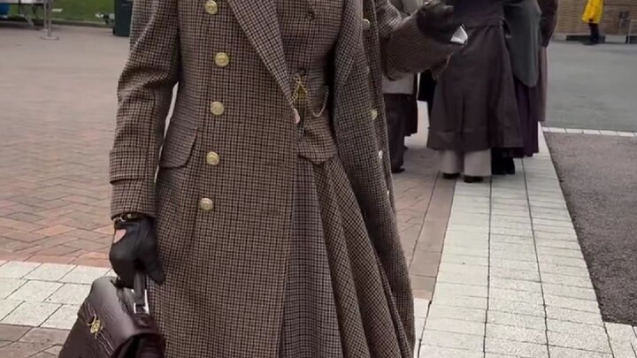 A retro-style fashion showcase at Britain’s grand winter horse-racing event!