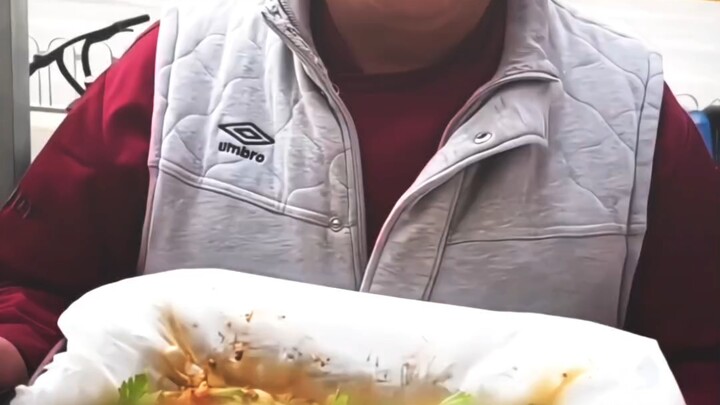 فتح الصندوق، فوجد فيه طفولةً ممتلئةً.