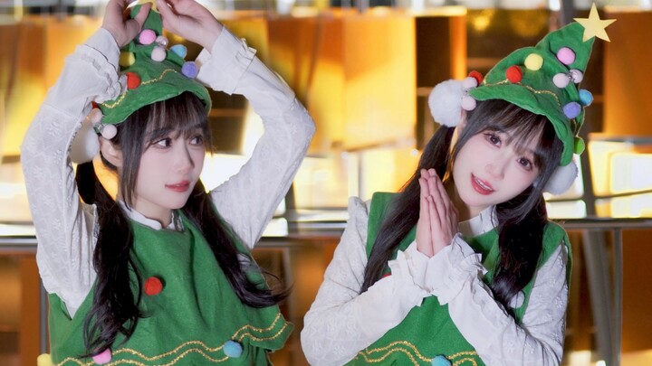 Weird, how could someone cosplay as a Christmas tree🎄!