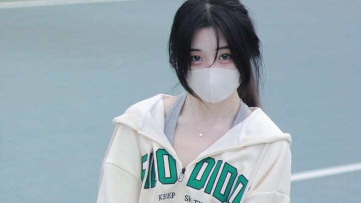 Có lẽ ngay cả vị tiểu tướng cũng không nỡ rút kiếm chĩa vào người đối diện.