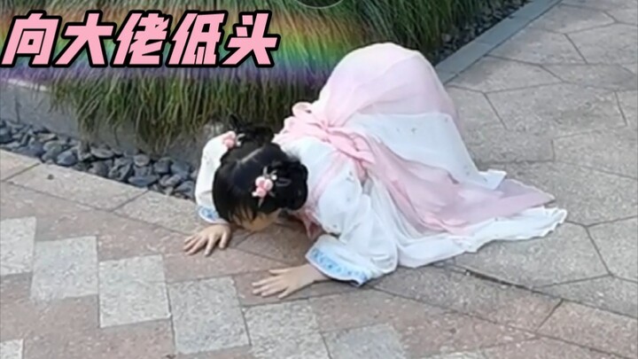 Dressing my daughter in a new Hanfu—beautiful for only three minutes!