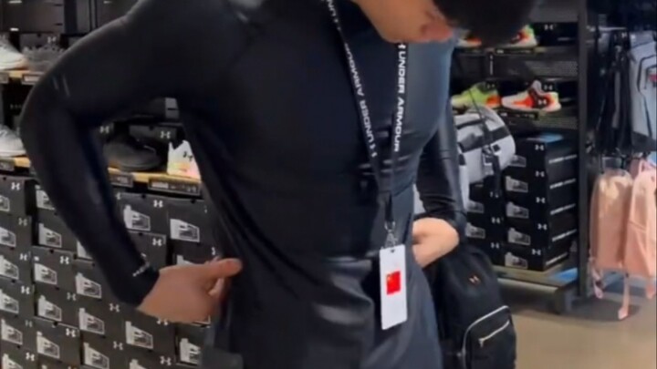 เดี๋ยวนี้พนักงานร้านอันเดอร์อาร์เมอร์แข่งกันแรงขนาดนี้เลยเหรอ?