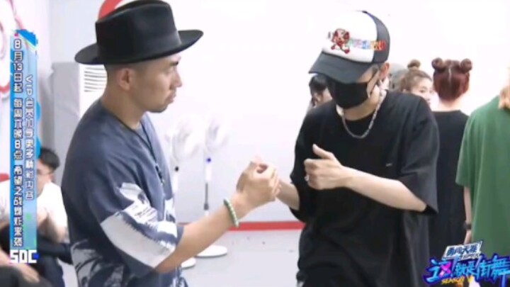 这就是街舞5 雨昕练习日记:  舞者间有爱互动～