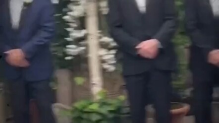 Cậu bé tròn mắt kinh ngạc nhìn mẹ trong bộ váy cưới.