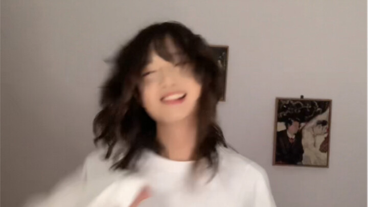 The otaku secretly danced Blessing at home