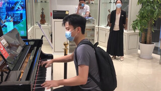 Pertunjukan piano di jalanan, remix "Blue Bird": api yang tak padam