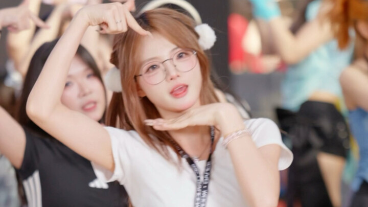 แว่นของรุ่นน้องหล่นอยู่ ใครช่วยเก็บให้หน่อย! (＞人＜;)