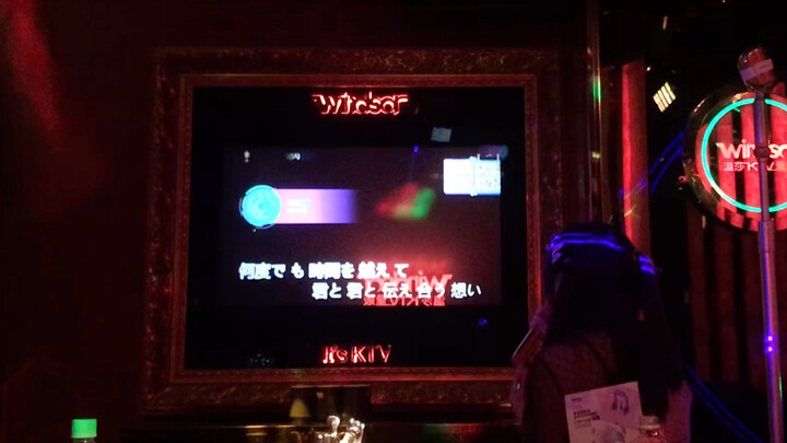 Orang awam menyanyi "Taishou Roman" di karaoke