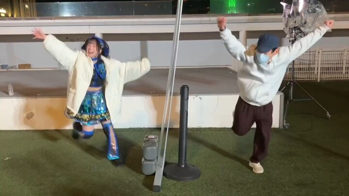 ไอดอลโอตาคุและดาบจริงของทารกไอสุประลองเต้นกัน❗️ iLiFE!／あいし🍨