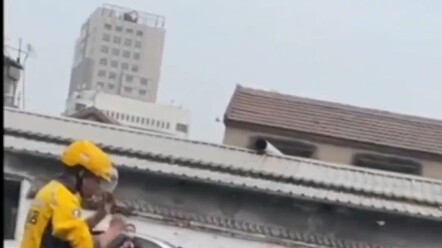 Elder Claims Delivery Guy “Broke His Leg in a Crash,” Guy Crumbles and Kneels on the Spot—But Here’s