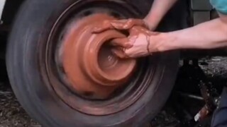 صنع وعاء فخاري على حافة العجلة