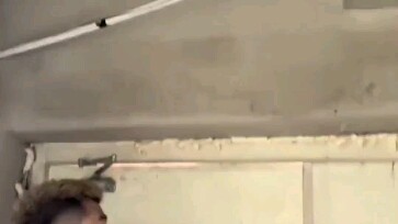 رجل في هولونبي بمنغوليا الداخلية يفتح باب مخرج الطوارئ ليكتشف أن الخارج عبارة عن "هاوية سحيقة لا تُر