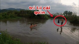 Còn Gì Nữa Đâu Khi Tư Cà Khịa Mò Cua Bị Mất Cái Quần